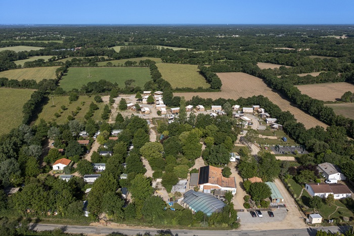 Camping Les Charmes à Apremont : 59 emplacements au calme de la campagne vendéenne.