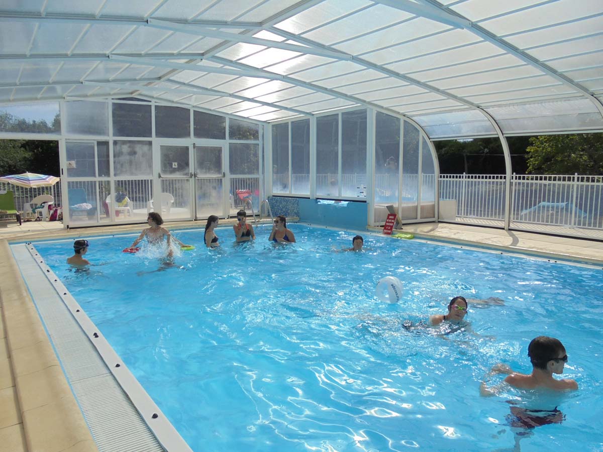 Piscine couverte et chauffée du Camping La Joletière
