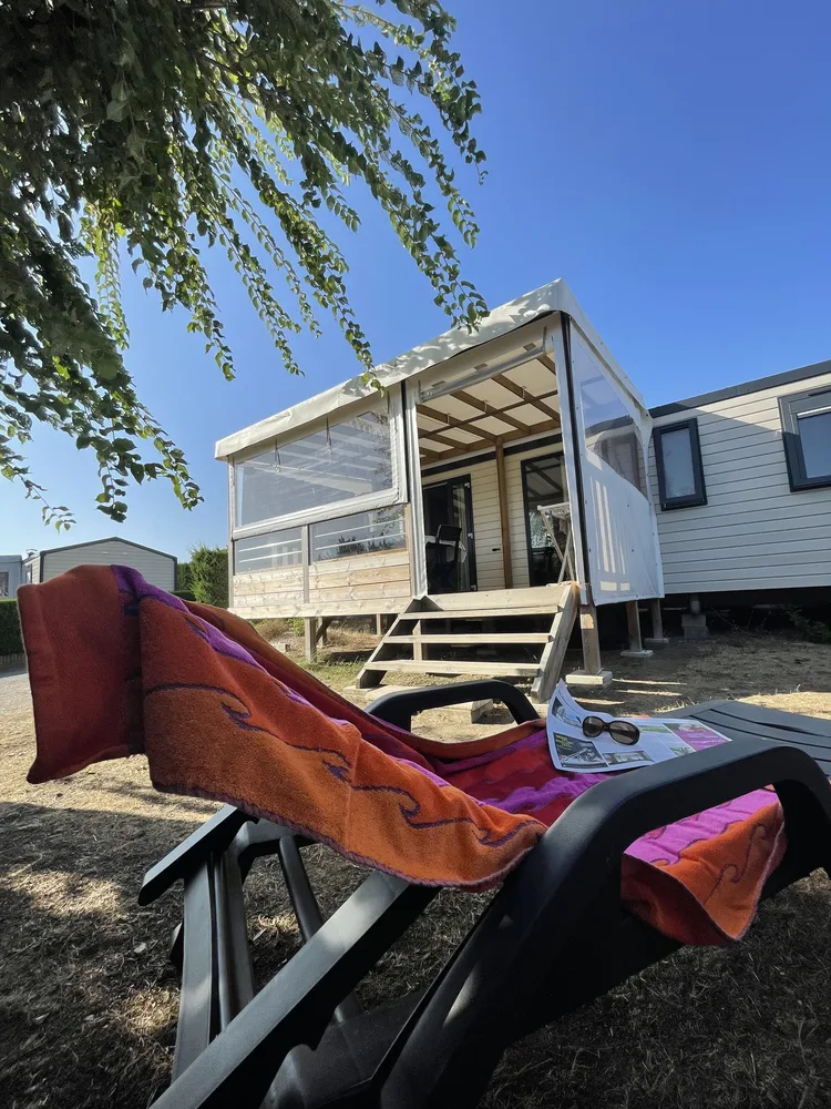 Bain de soleil devant mobil home du camping Eden en Vendée