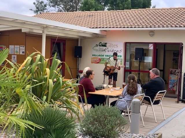 Animation musicale en terrasse aux Gîtes Les Rivières village vacances convivial en Vendée