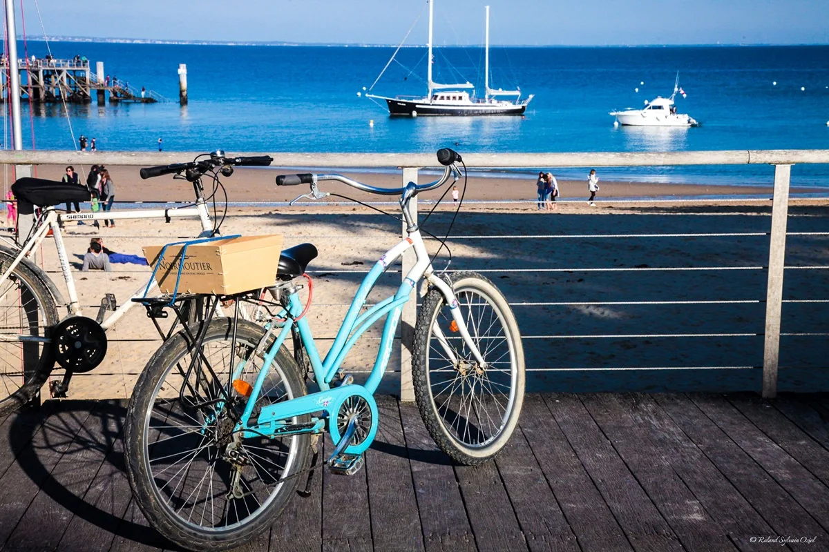 Vélos en bord de mer, pause plage lors de vacances à vélo sur la côte vendéenne