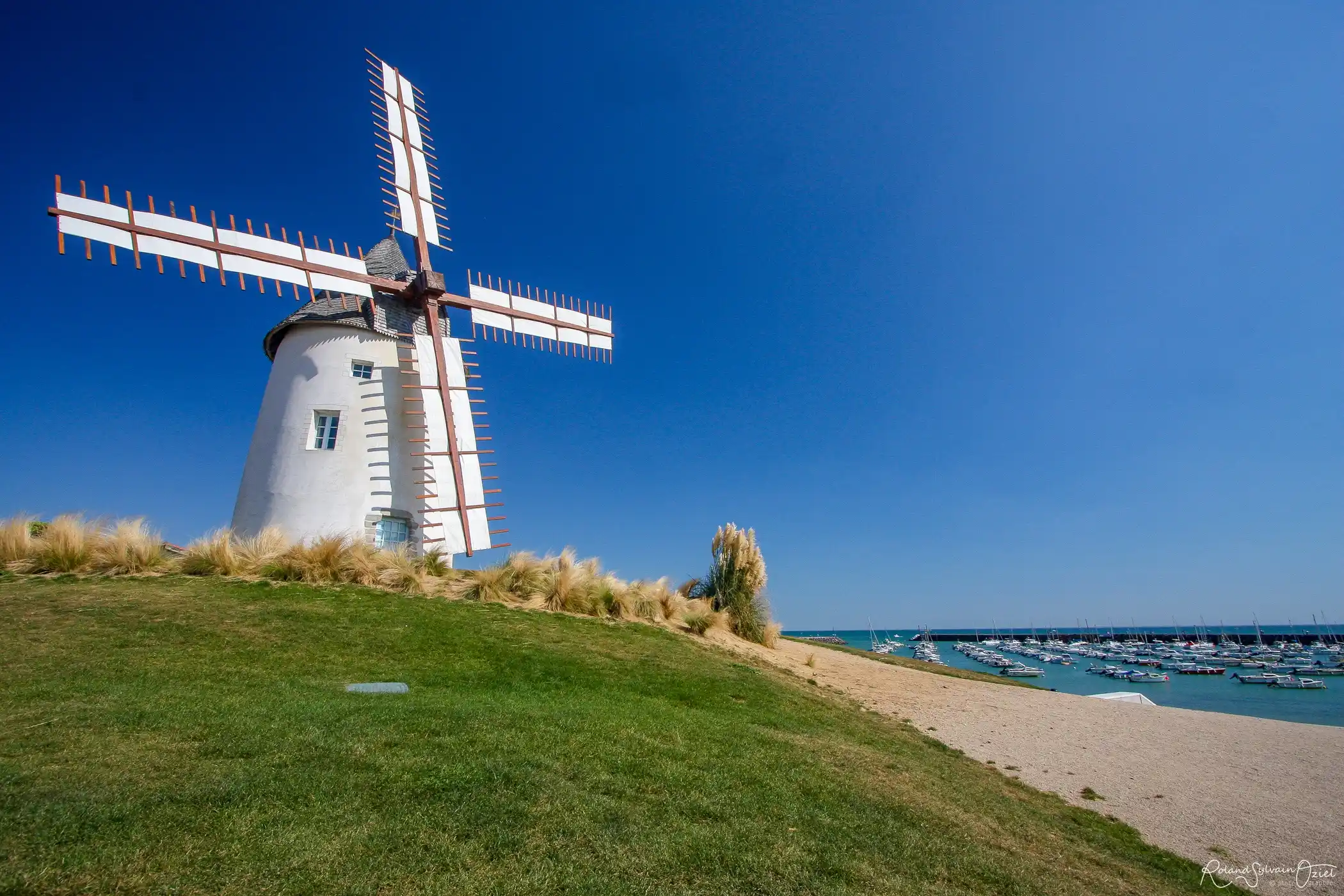 Le moulin emblématique de Jard-sur-Mer, une escale de charme pour prolonger l'été lors d'un séjour en camping en Vendée.