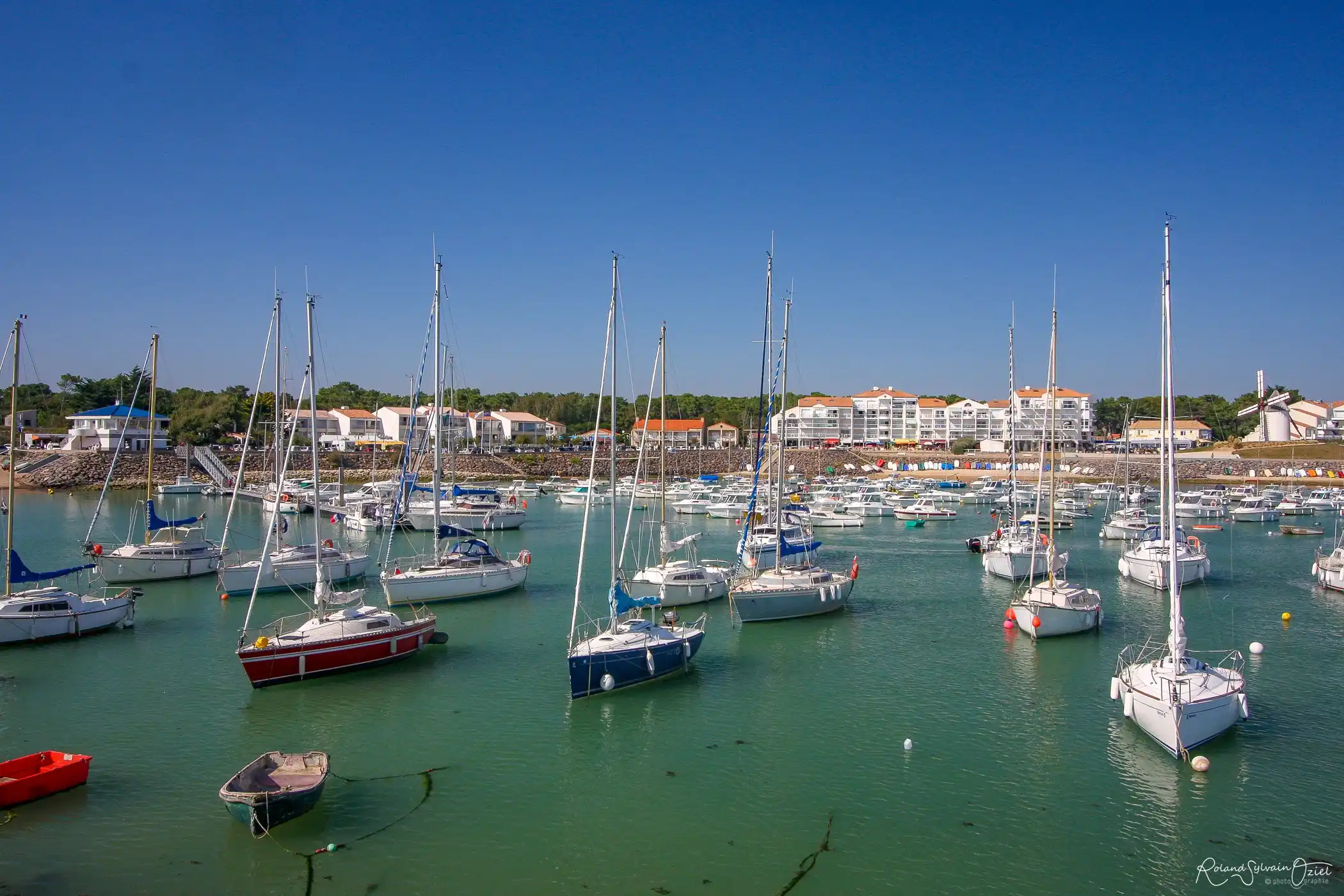 Vue ensoleillée sur le port de Jard-sur-Mer, destination idéale en Vendée pour des vacances sans limites au bord de l'eau.