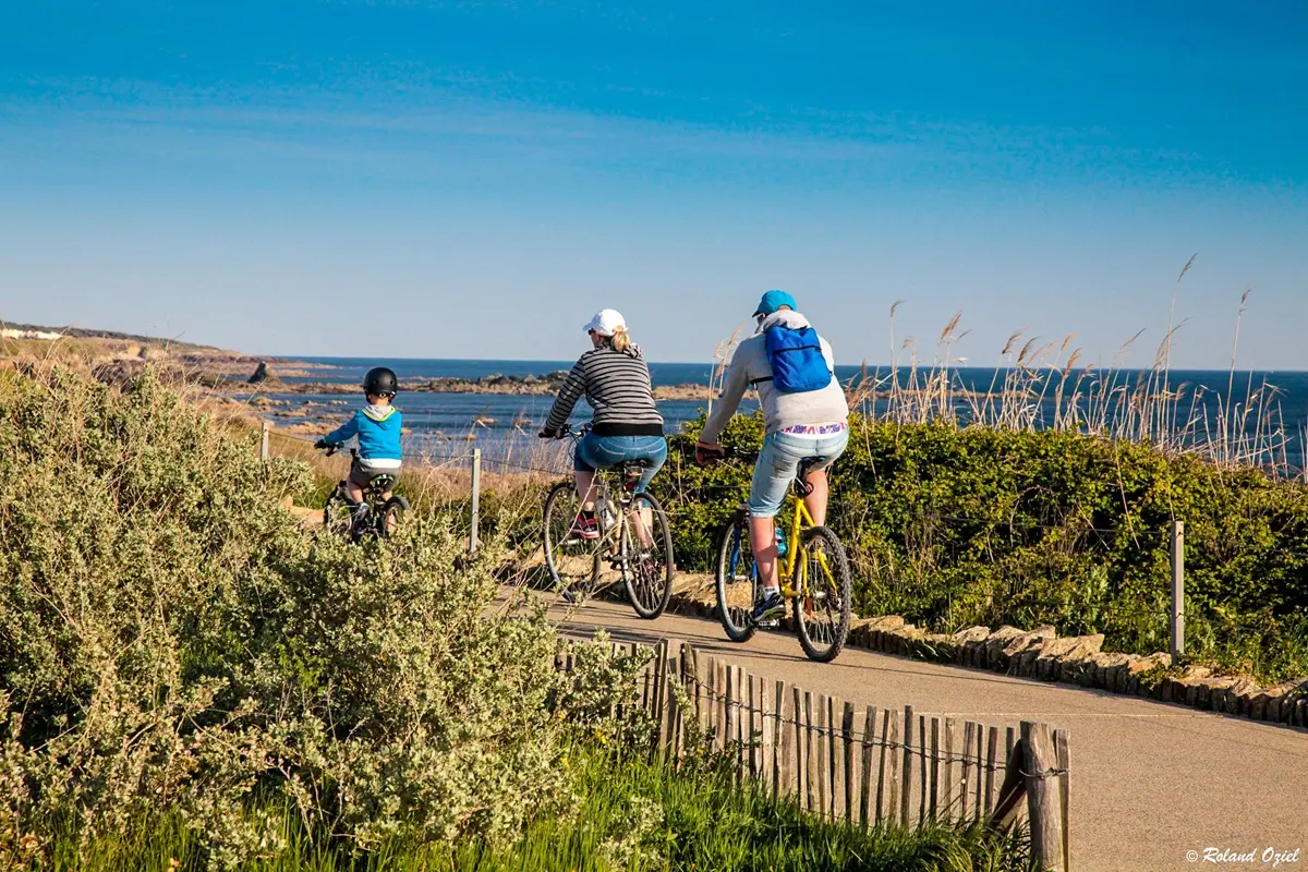Sortie vélo en famille sur piste cyclable côtière en Vendée