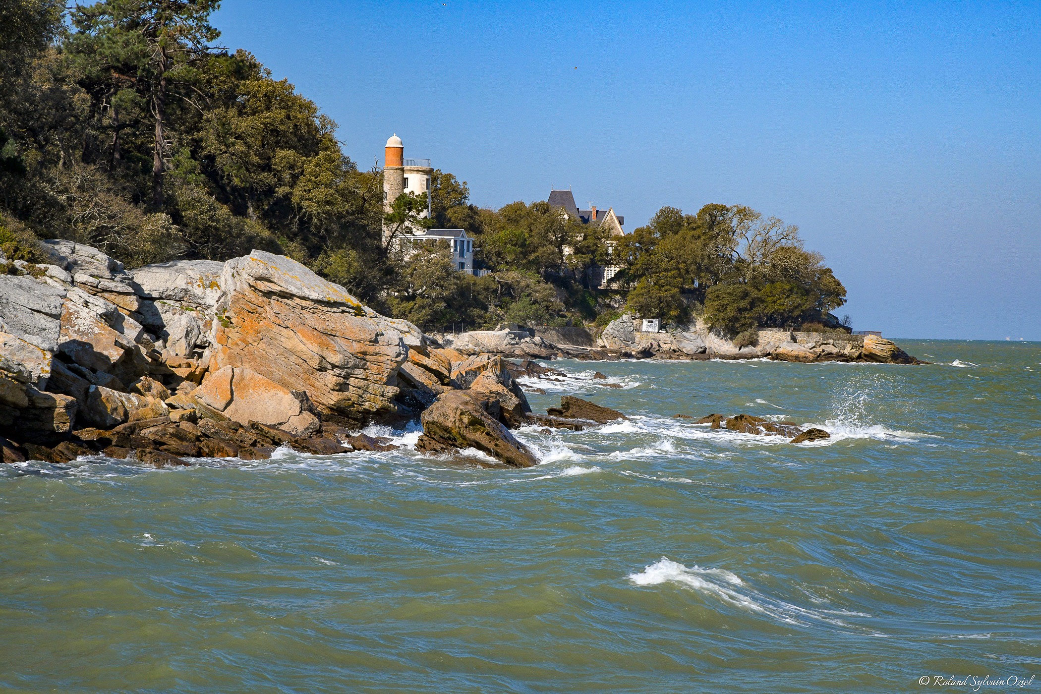 Sentier de sable bordé de ganivelles menant à la plage des Graviers aux Sables d'Olonne sur la côte sauvage vendéenne.