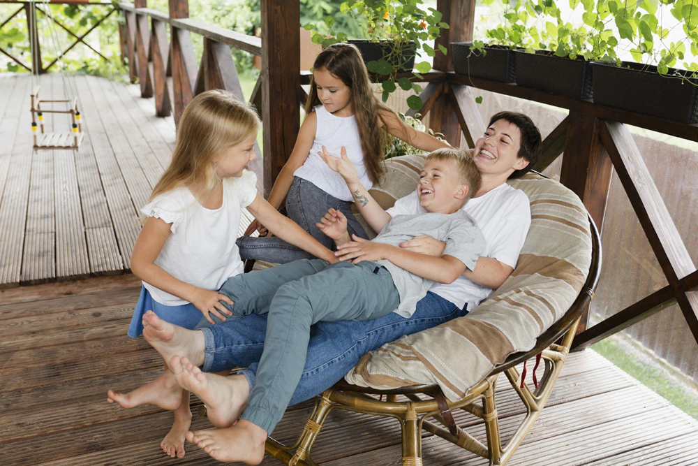 une famille avec enfant s'amusant dans un camping à taille humaine en Vendée