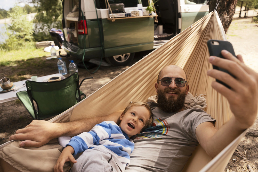 une famille avec enfant s'amusant dans un camping à taille humaine en Vendée - Petit camping familial