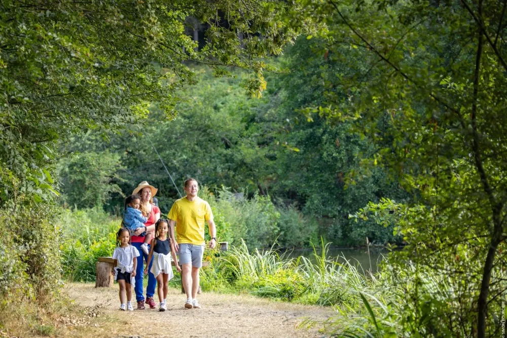 séjour dans la nature en vendée, famille qui se balade en forêt