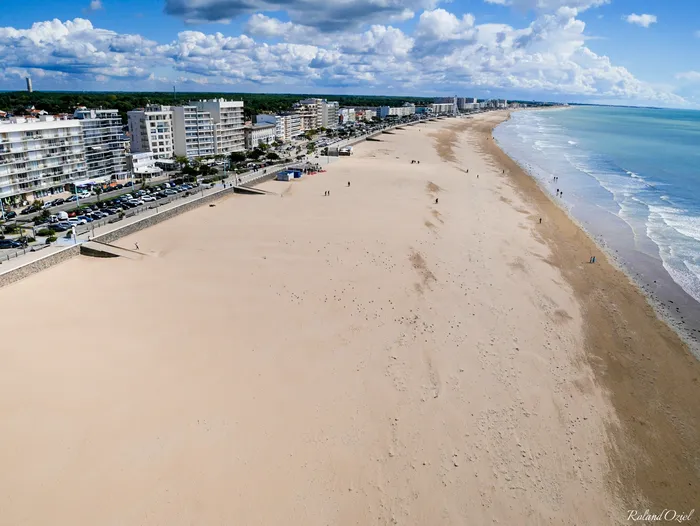 Grande plage de Saint-Jean-de-Mont sous un ciel bleu