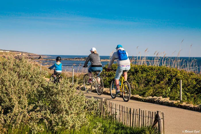 Famille en vélo sur une piste cyclable des Sables d'Olonnes
