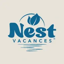 Logo Nest Vacances bleu sur fond crème représentant deux feuilles et des vagues stylisées, symbole de nature et d'océan.