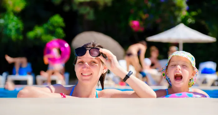 Mère et fille partageant un moment de joie ensemble au bord de la piscine