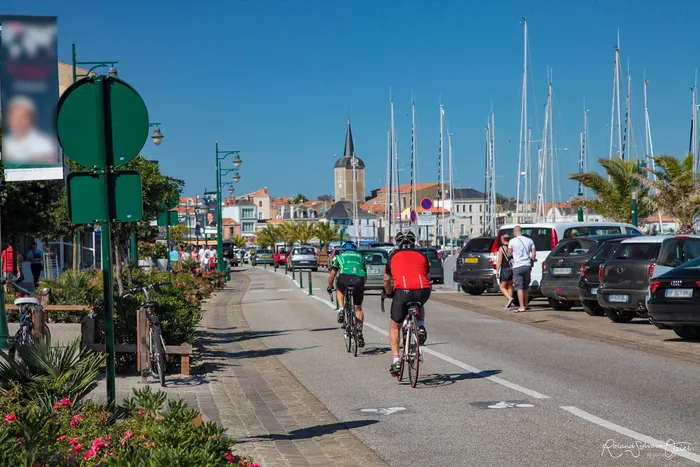Piste cyclable des Sables d'Olonnes au bord de mer et du port de peche