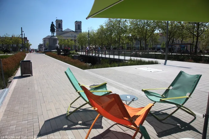 Chaise longue sur la place Napoléon dans la ville de La Roche-sur-Yon