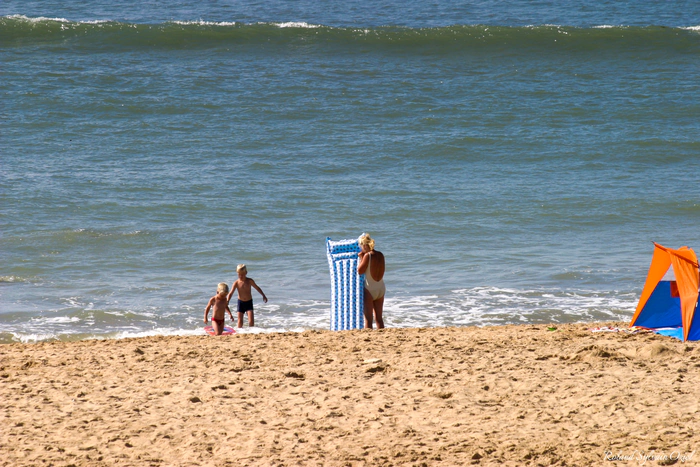 Des enfants qui s'musent à la page de La Tranche sur Mer
