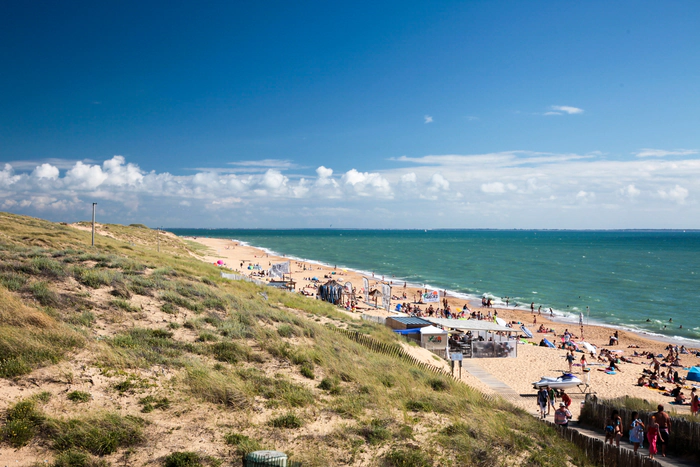 La plage de La Tranche sur Mer en été, rempli de vie et baignée de soleil